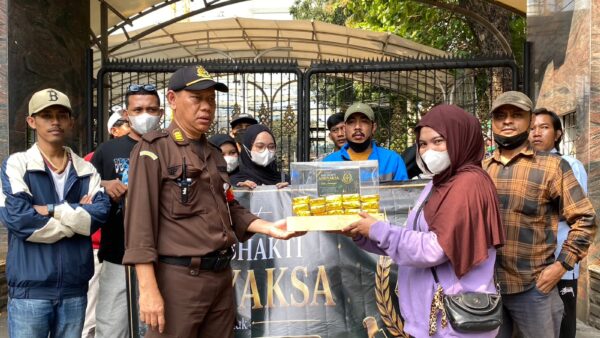 Bawa Replika 74 Batang Emas, BARA Serukan Pembenahan di Kejaksaan Agung
