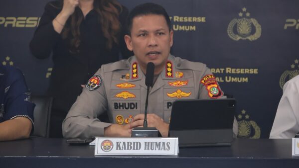 Kabidhumas Polda Metro Jaya Kombes Pol Budi Hermanto dalam konferensi pers perkembangan penanganan perkara Percetakan Mau Print di Polda Metro Jaya, Jumat, 3 Juli 2026.