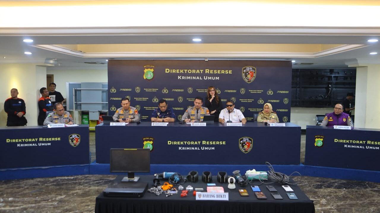Dirreskrimum Polda Metro Jaya Kombes Pol Dr. Iman Imanuddin dalam konferensi pers perkembangan penanganan perkara Percetakan Mau Print di Polda Metro Jaya, Jumat, 3 Juli 2026.