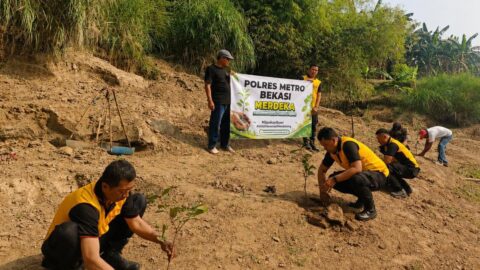 Jaga Jakarta Jaga Bekasi On The Spot, Polsek Cikarang Pusat Tanam Pohon Bersama Warga dalam Program Merdeka Bersama Masyarakat 2026