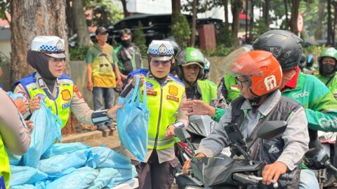 Jumat Peduli, Polda Metro Jaya Pererat Silaturahmi dengan Pengemudi Ojol