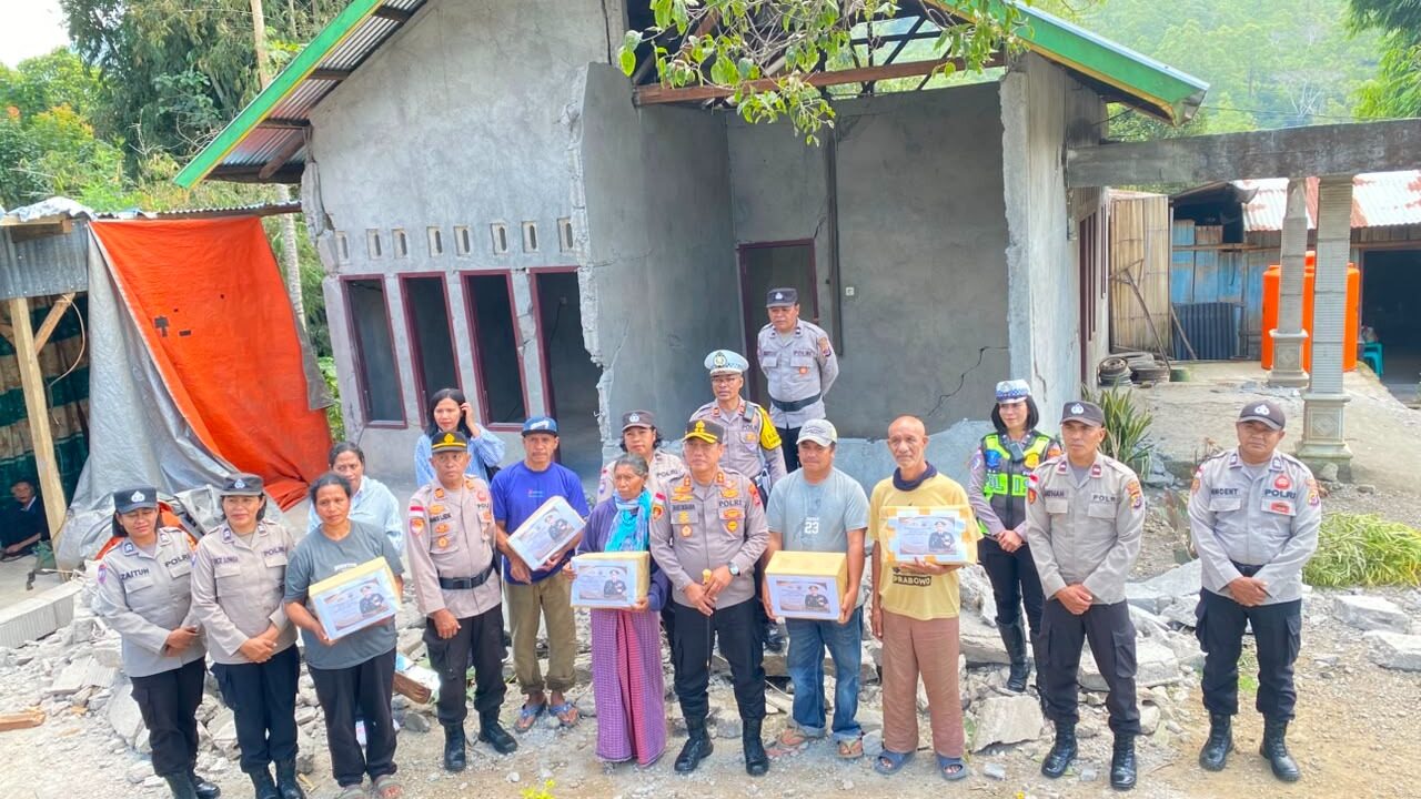 Kapolda NTT Salurkan Bantuan untuk Korban Gempa di Ngada, Polri Hadir Ringankan Beban Warga