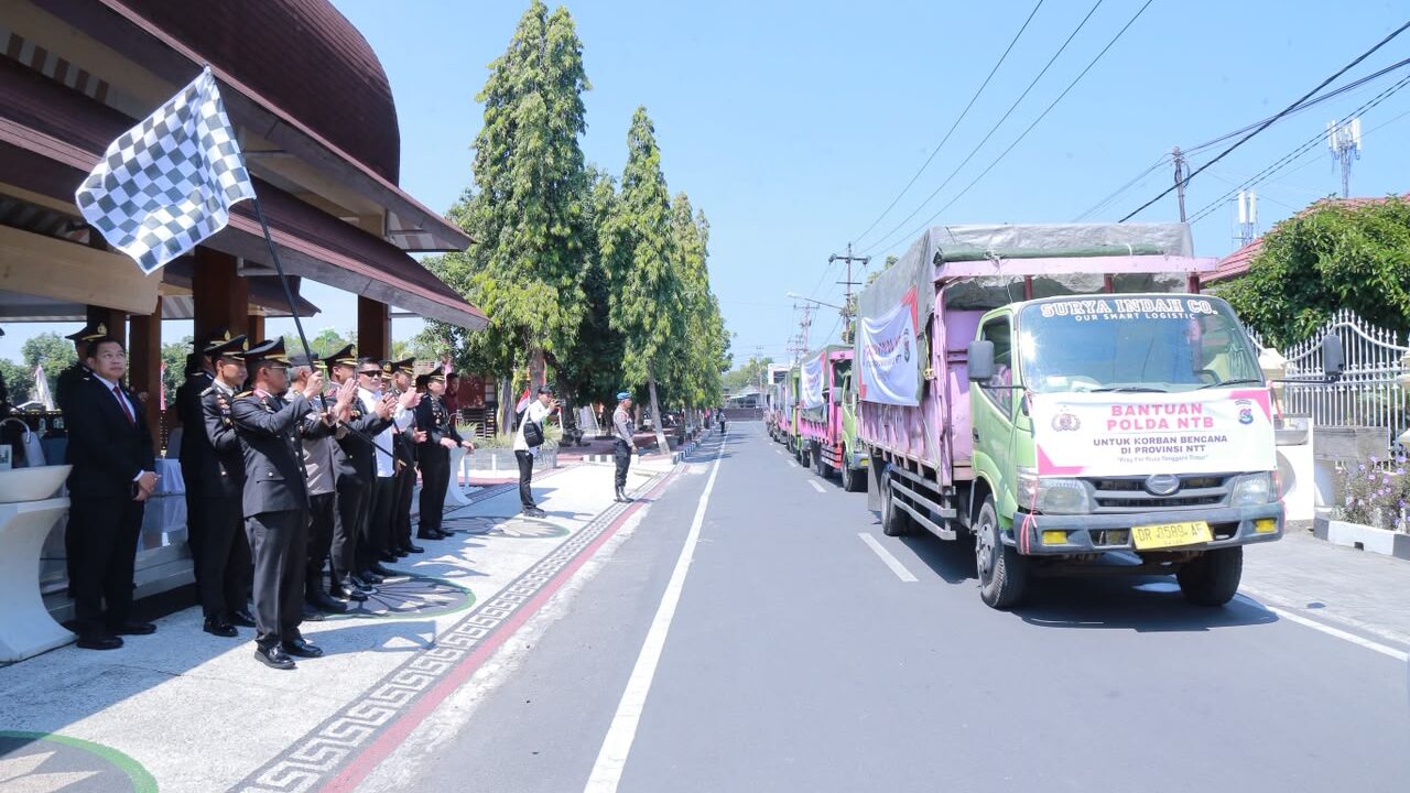 Usai Upacara HUT RI Ke-81, Kapolda NTB Lepas 8 Truk Bantuan untuk Korban Gempa NTT
