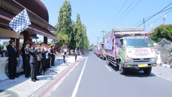 Usai Upacara HUT RI Ke-81, Kapolda NTB Lepas 8 Truk Bantuan untuk Korban Gempa NTT