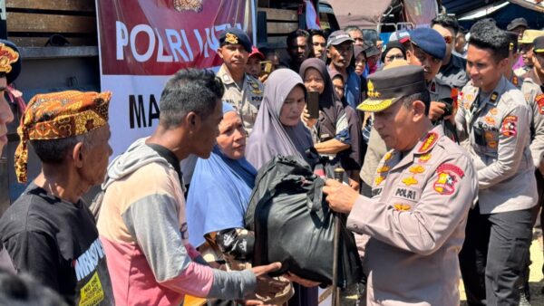Polri Perkuat Penanganan Gempa NTT, Kapolri Tinjau Lokasi Terdampak dan Serahkan Bantuan