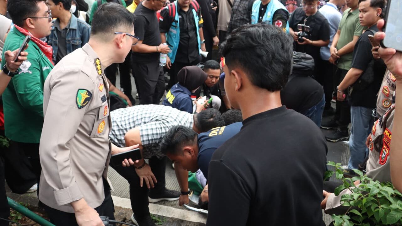 Tim Medis Polda Metro Jaya Sigap Evakuasi Mahasiswa yang Pingsan Saat Aksi