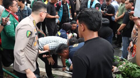 Tim Medis Polda Metro Jaya Sigap Evakuasi Mahasiswa yang Pingsan Saat Aksi