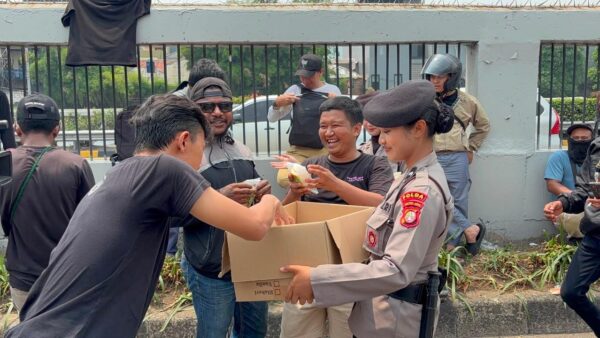 Polwan Sapa Pejuang Aspirasi, Bagikan Makanan dan Minuman di DPR