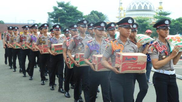 Wujudkan polri sebagai sosok yang melayani, SPN Polda Metro Jaya libatkan siswa diktuk dlm aksi peduli warga sekitar.