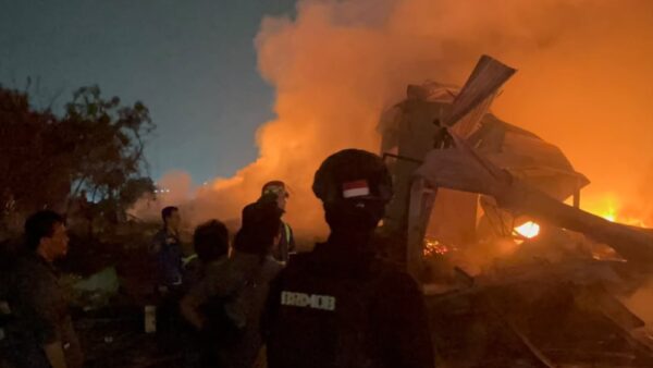 Brimob Polda Metro Jaya Bantu Amankan Lokasi Kebakaran Lapak Limbah di Bekasi