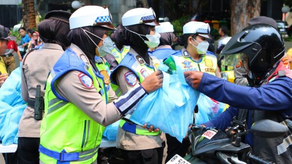 Jumat Peduli, Polda Metro Jaya Berbagi dengan Pengemudi Ojol