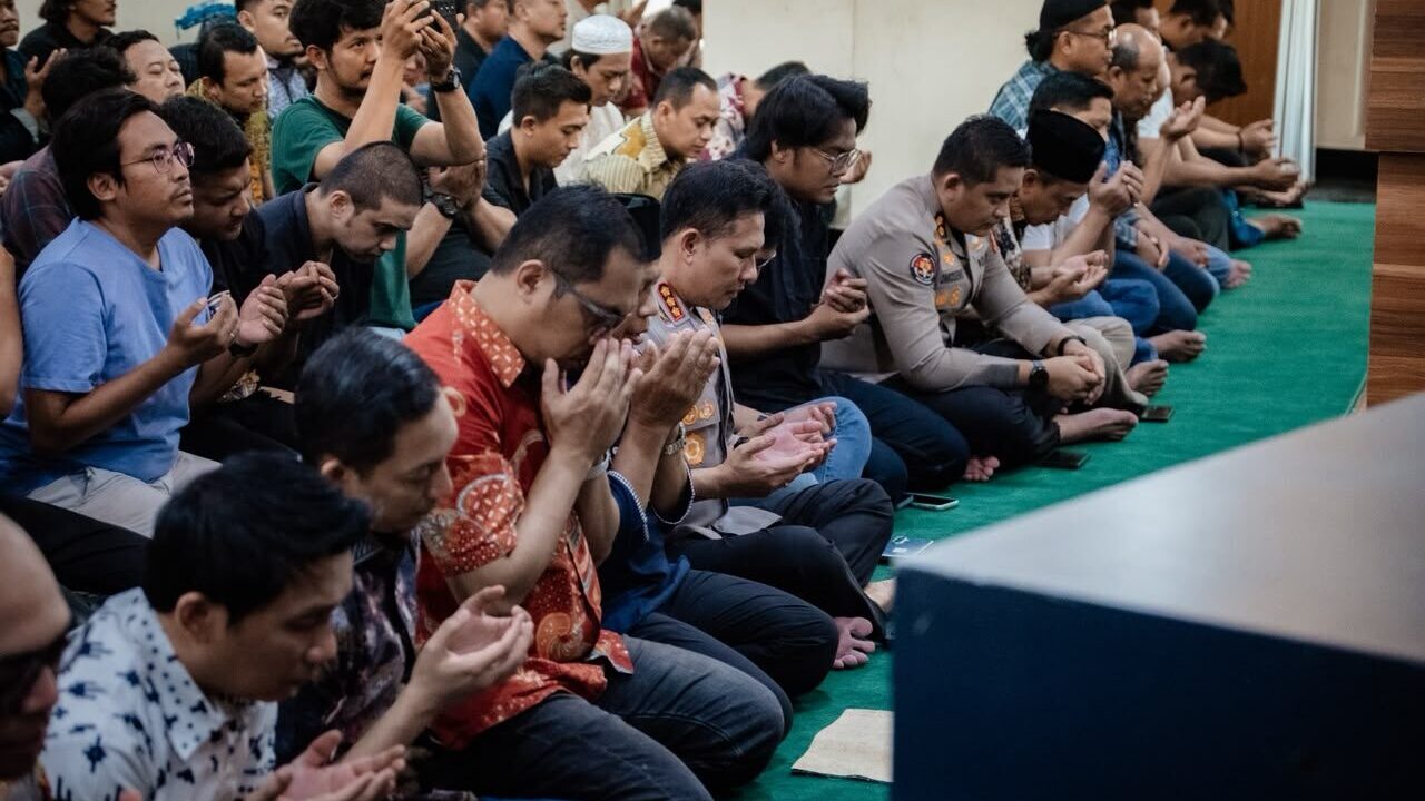 Polda Metro Jaya Gelar Doa Bersama untuk Jurnalis dan Awak Kapal yang Hilang di Selat Sunda