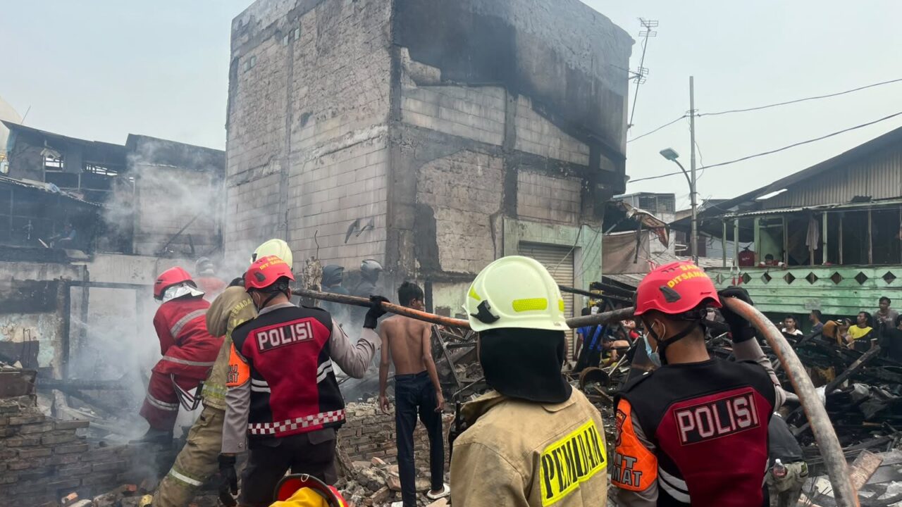 Polda Metro Jaya Buka Dapur Lapangan untuk Warga Terdampak Kebakaran Kampung Muka
