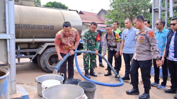 Ditreskrimsus Polda Jambi Salurkan 10 Ton Air Bersih dan 100 Paket Sembako untuk Warga Kenali Asam Atas