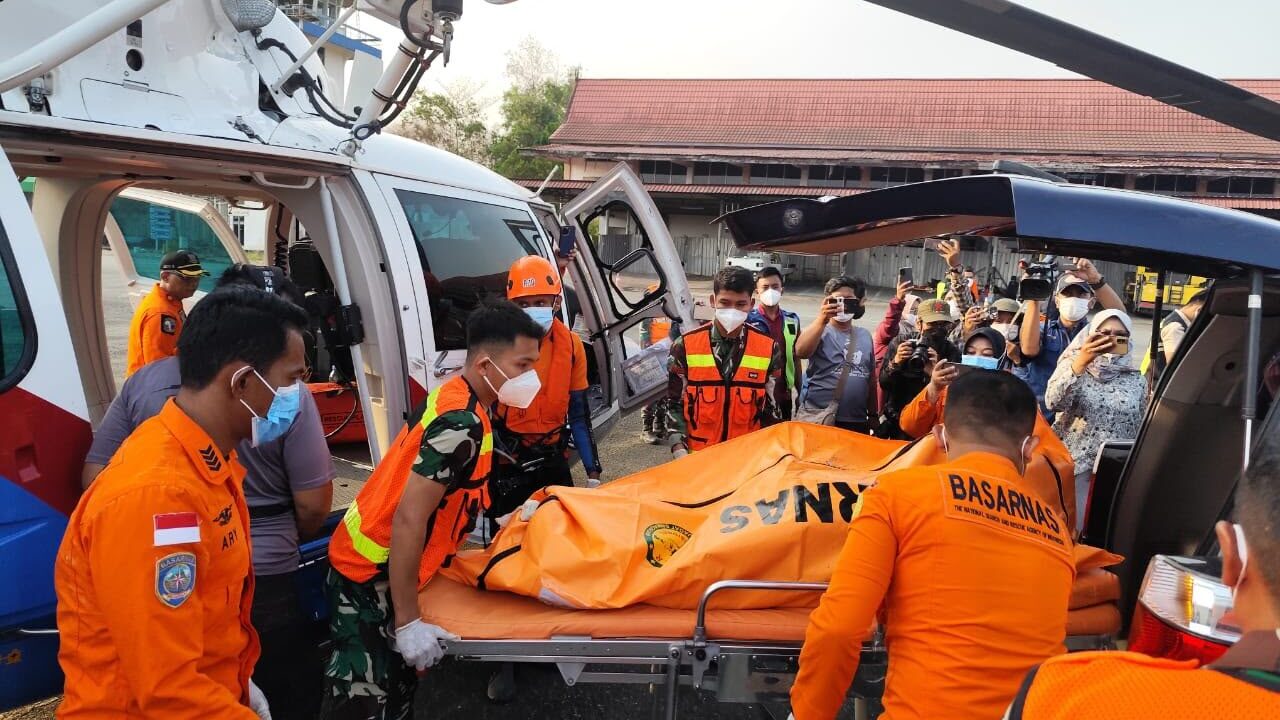 30 MIL LAUT DARI DARAT, HELIKOPTER POLRI EVAKUASI JENAZAH KORBAN KM VIRGO TRANSPORT 8