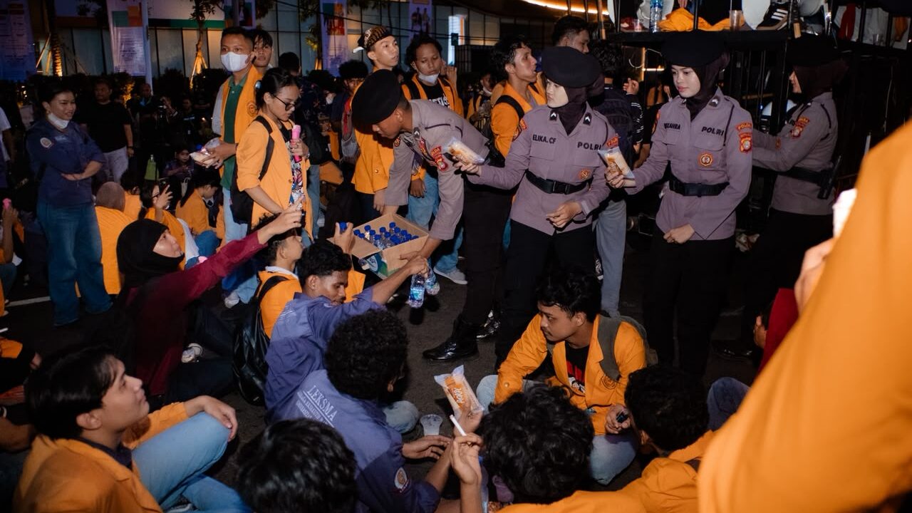 Polisi Bagikan Minuman dan Makanan Ringan kepada Mahasiswa Peserta Aksi di Medan Merdeka Selatan