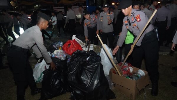 TNI - Polri, Pemprov DKI Bersihkan Sampah Usai Aksi