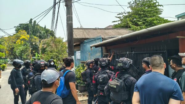 Brimob Dukung Kegiatan Ditresnarkoba di Kampung Ambon, Dua Orang Diamankan